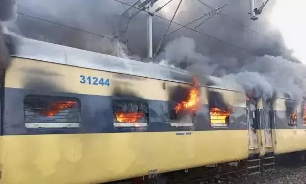 चलती ट्रेन में लगी भीषण आग, दो कोच जलकर राख...