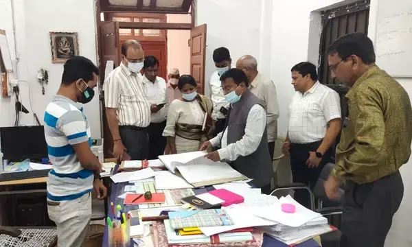 कमिश्नर कांवरे ने कलेक्टर कार्यालय और जिला पंचायत का किया निरीक्षण... देर से पहुंचने वाले कर्मचारियों पर कार्रवाई करने के निर्देश