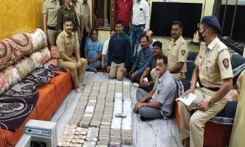 फ्लैट में मिले 4 करोड़ 30 लाख, बड़ी मात्रा में नगदी देख पुलिस के उड़े होश... नोट गिनने के लिए मंगवानी पड़ी मशीन...
