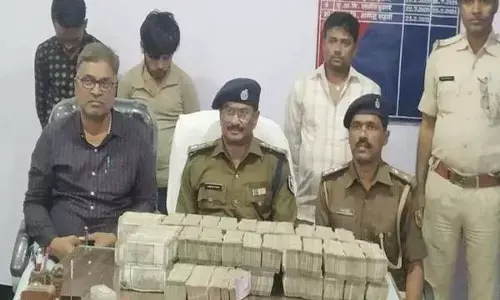 कार में मिला 1 करोड़ से ज्यादा का कैश, नोट गिनने के लिए मंगवानी पड़ी मशीन... ड्राइवर समेत तीन गिरफ्तार...