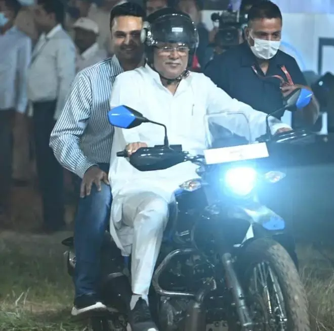 वीडियो: जब सीएम भूपेश ने चलाई स्पोर्ट बाइक... बोले- मैं खुद बाईक राईडिंग का शौकीन रहा हूं, आज भी आवश्यकता पड़ने पर बाईक से घूमना पसंद करता हूँ...