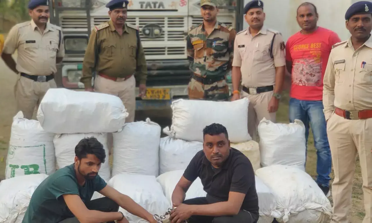ट्रक में भरकर उड़ीसा से यूपी ले जा रहे थे 70 लाख का गांजा... दो तस्कर गिरफ्तार...