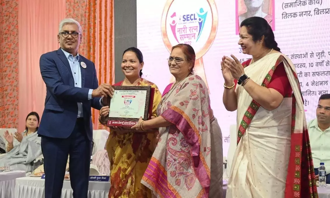 अन्तर्राष्ट्रीय महिला दिवस, एसईसीएल द्वारा 32 महिलाओं को नारी रत्न सम्मान... बच्चों के रूप में नारी, समाज को पूंजी देती है– डाॅ पीएस मिश्रा अन्तर्राष्ट्रीय महिला दिवस, एसईसीएल द्वारा 32 महिलाओं को नारी रत्न सम्मान... बच्चों के रूप में नारी, समाज को पूंजी देती है– डाॅ पीएस मिश्रा