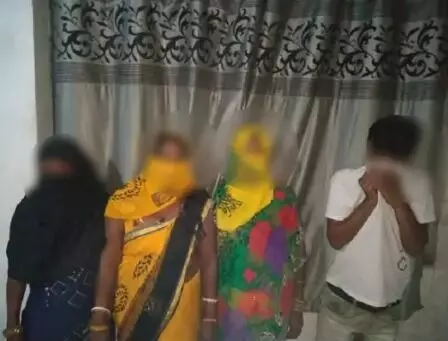 सेक्स रैकेट का खुलासा: घर में चल रहा था देहव्यापार, मौके पर पहुंची पुलिस ने तीन महिलाएं और एक युवक को किया गिरफ्तार... सेक्स रैकेट का खुलासा: घर में चल रहा था देहव्यापार, मौके पर पहुंची पुलिस ने तीन महिलाएं और एक युवक को किया गिरफ्तार...