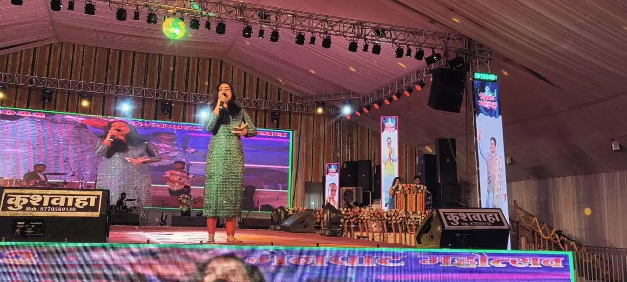 मैनपाट महोत्सव का आगाज...कवि कुमार विश्वास, भोजपुरी सिंगर श्रुती, शीतल और छत्तीसगढ़ के गायक सुनील ने अपनी गायकी से बांधा समा.... मैनपाट महोत्सव का आगाज...कवि कुमार विश्वास, भोजपुरी सिंगर श्रुती, शीतल और छत्तीसगढ़ के गायक सुनील ने अपनी गायकी से बांधा समा....