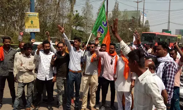 आवैध अहाता को लेकर भाजयुमो का प्रदर्शन, टीआई को ज्ञापन सौंपकर अहाता को हटाने की मांग की....