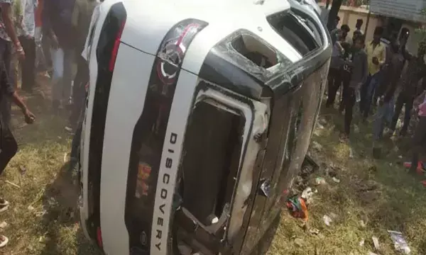 विधायक ने भीड़ पर चढ़ाई कार, 7 पुलिसकर्मियों समेत 23 घायल... गुस्साए लोगों ने विधायक को बेदम पीटा