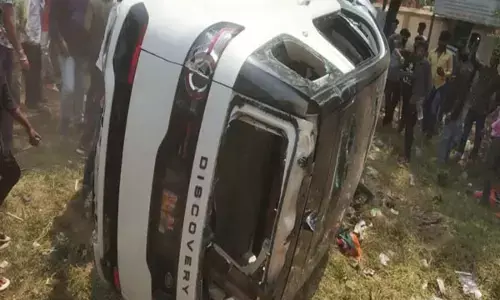 विधायक ने भीड़ पर चढ़ाई कार, 7 पुलिसकर्मियों समेत 23 घायल... गुस्साए लोगों ने विधायक को बेदम पीटा