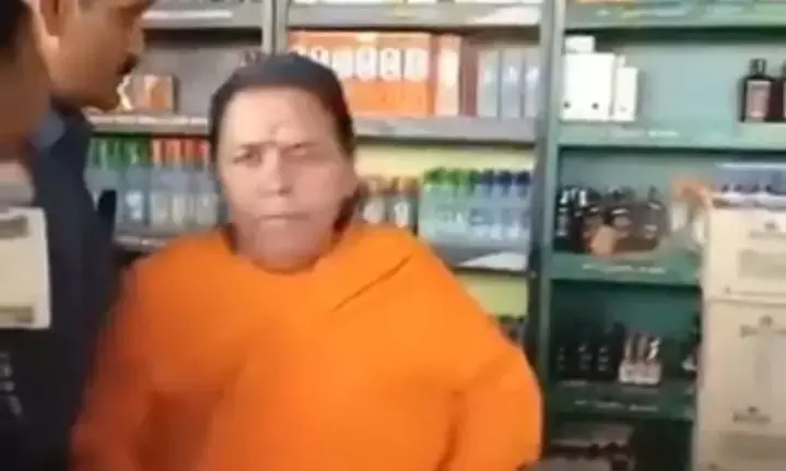VIDEO:बिफरी उमा भारती घुसी शराब दुकान और पत्थरों से फोड़ दी बोतलें.. शिवराज सरकार को कहा -*एक हफ़्ते का समय देती हूँ.. दुकान और अहाता हटा लो वर्ना..*