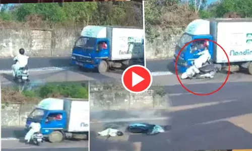 VIDEO: सड़क दुर्घटना में बची महिला की जान,  ट्रक ने मारी ज़ोरदार टक्कर... चमत्कार देख हो जाएंगे हैरान