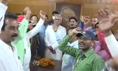 वीडियो: जब कर्मचारियों ने लगाए नारे, भूपेश है तो भरोसा है, भूपेश सरकार जिंदाबाद...