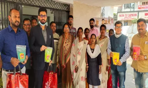 कलेक्टर ने हर्बल गुलाल खरीद कर लोगो को हर्बल गुलाल से होली खेलने की अपील