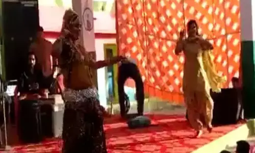 बच्चों के सामने स्कूल में अश्लील डांस, विधायक जी थे मुख्य अतिथि... VIDEO वीडियो वायरल हुआ तो अधिकारी बोले...