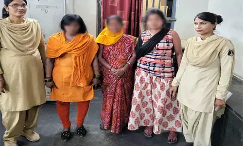 महिलाओं ने होली खेल रहे लोगों पर किया ब्लेड से हमला, तीन गिरफ्तार..