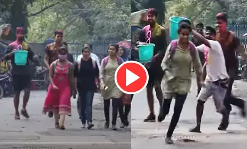 लड़कियों पर रंग भरी बाल्टी लेकर दौड़ पड़े लड़के... फिर जो हुआ सपने में भी नहीं सोच सकते- देखें वीडियो