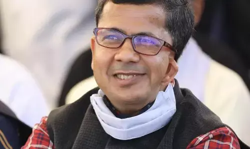 मुख्यमंत्री के निर्देश पर पत्रकार उपेंद्र दुबे से मिलने पहुंचे कलेक्टर श्री संजीव कुमार झा