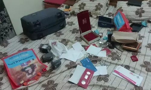 सांसद व पूर्व गृहमंत्री के बंगले में चोरी.. गहने नक़दी मिलाकर डेढ़ लाख की चोरी... पुलिस ने चोरी की रिपोर्ट दर्ज की
