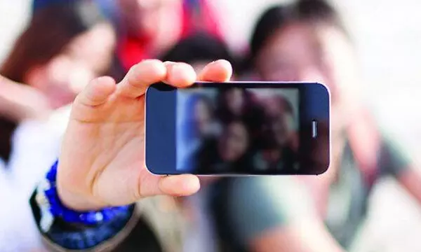 चलती बाइक पर ले रहे थे सेल्फी... दीवार से टकराई बाइक, तीन युवकों की मौत... 1 की हालत गंभीर