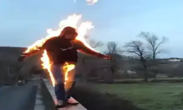 OMG: खुद को आग लगाकर शख्स ने किया हैरतअंगेज स्टंट, वीडियो देखकर कांप जाएगी रूह