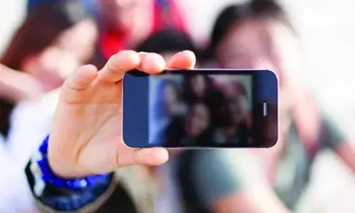 चलती बाइक पर ले रहे थे सेल्फी... दीवार से टकराई बाइक, तीन युवकों की मौत... 1 की हालत गंभीर