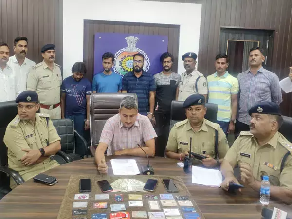 फर्जी कॉल और फिर लाखों की ठगी, पुलिस ने ग्राहक व किराएदार बनकर दिल्ली से 4 को पकड़ा...