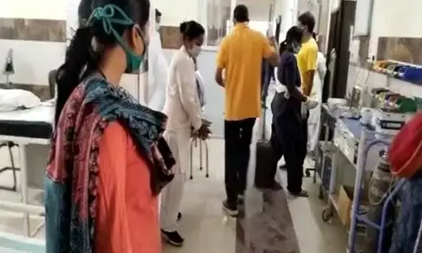 वीडियो: डीन और मेडिकल सुपरिटेंडेंट जब खुद अस्पताल और कैंपस की सफाई में जुट गए, कचरा उठाया, वार्डों में लगाया पोंछा