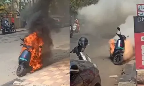 VIDEO: पहले धुआं ही धुआं, फिर हुआ धमाका... बीच सड़क पर आचनक स्कूटर में लगी आग... जानें क्या है वजह