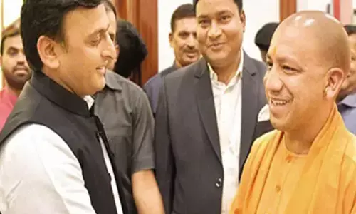 VIDEO: जब सीएम योगी और अखिलेश यादव की हुई मुलाकात...CM ने कंधे पर रखा हाथ...फिर पीठ थपथपाई