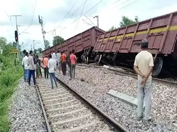 CG रेल हादसा ब्रेकिंग: स्टेशन में खड़ी मालगाड़ी से मालगाड़ी टकराई, इंजन समेत 13 डब्बे उतरे...ट्रेनें डायवर्ट