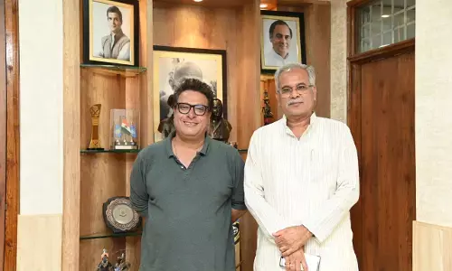 मुख्यमंत्री से फिल्म निर्देशक तिगमांशु धूलिया ने की मुलाकात