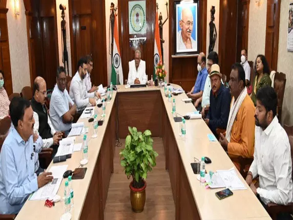 सरकार करेगी गौ-मूत्र की खरीदी: टेक्निकल कमेटी 15 दिनों में देगी अपनी अनुशंसा...अधिकारियों को गौठानों का भ्रमण करने के निर्देश