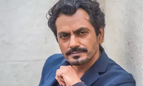 VIDEO: नवाज़ुद्दीन सिद्दीकी के बॉडीगार्ड ने फैन को दिया धक्का, जानें क्या हुआ ऐसा... देखें