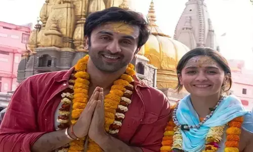 PHOTO & VIDEO: माथे पर चंदन और गले में माला, बाबा विश्वनाथ के दर्शन करने पहुंचे आलिया- रणबीर कपूर... देखें