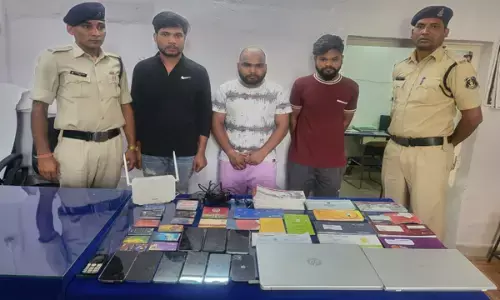 ऑनलाइन सट्टा: तीन गिरफ्तार, 61 क्रेडिड, डेबिट कार्ड, 30 पासबुक, 39 चेक बुक जब्त, बैंकों में जमा 10 लाख रकम भी फ्रीज