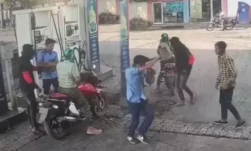 वीडियो: CG में चली गोली, पेट्रोल पंप में रुपयों से भरा बैग लूटने का प्रयास, लुटेरों ने किया फायर