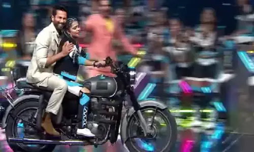 VIDEO: बुलेट पर सवार होकर शाहिद कपूर ने दी धमाकेदार एंट्री, देख एक्ट्रेस ने बजाई जोरदार सिटी