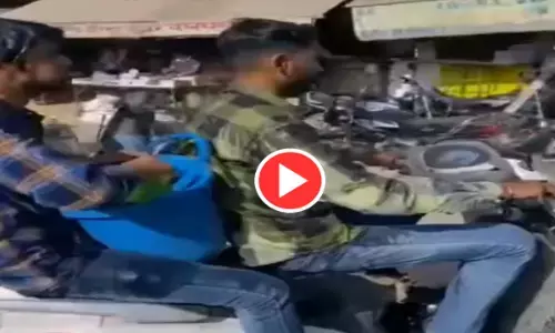 VIDEO:  तपती धूप से बचने के लिए लगाया जुगाड़, चलती स्कूटी पर बाल्टी लेकर नहाने लगे दो युवक