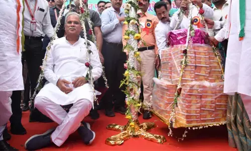 वीडियो: टीचर एसोसियेशन ने मुख्यमंत्री को तौला लड्डुओं से, CM ने मां दंतेश्वरी के समक्ष टेका मत्था