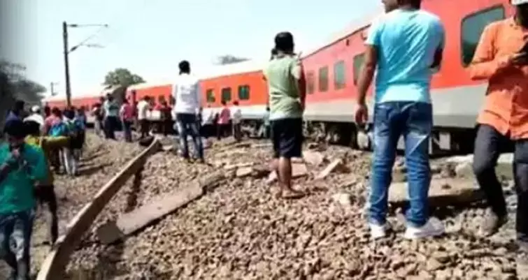 रेल हादसा:10 डिब्बे पटरी से उतरे, कई ट्रेने रद्द और कुछ का बदला गया मार्ग, राहत बचाव कार्य जारी...
