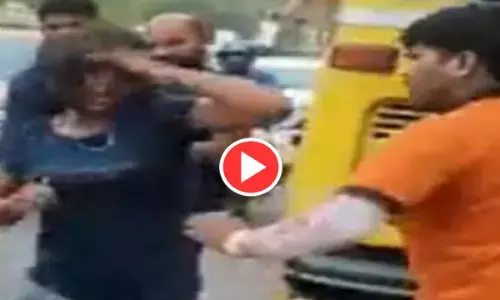 VIDEO महिला की हुई पिटाई:  प्रेमी-प्रेमिका के बीच हो रही थी लड़ाई,  फूड डिलीवरी बॉय ने लड़की को जड़े धड़ाधड़ थप्पड़... जनिए