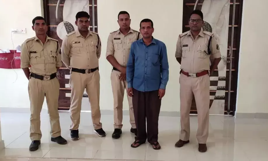 शिक्षक गिरफ्तार: छात्राओं से अश्लीलता करने वाला शिक्षक गिरफ्तार, पॉक्सो एक्ट्रोसिटी व छेड़छाड़ का मामला हुआ दर्ज