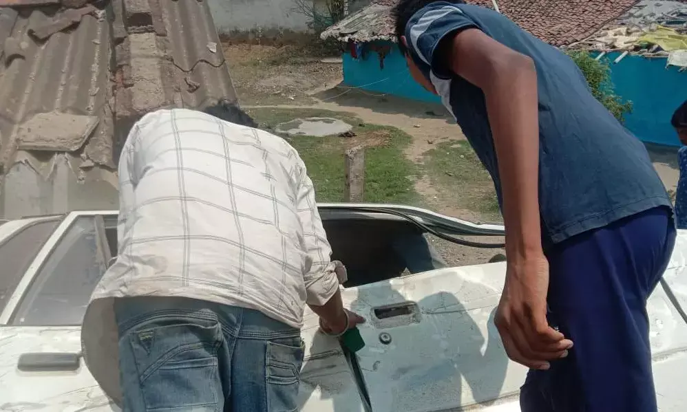 CG- दो की मौत: बाइक चालक को बचाने के चक्कर में कार पलटी, चालक समेत पैदल चल रहे राहगीर की हुई मौत...दो अन्य घायल