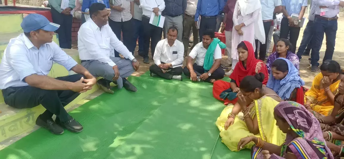कलेक्टर-सचिव जाएंगे गौठान... मुख्य सचिव ने जमीन पर बैठकर महिलाओं से की बात, 7 अप्रैल से अफसरों का दौरा, देखेंगे गौठान का कामकाज