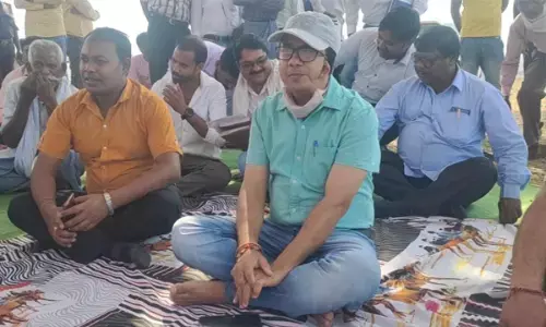 फिर दिखी कलेक्टर संजीव कुमार झा की मिलनसार छवि, जमीन पर बैठकर महिलाओं से की बात... कार्यों  की जानकारी भी ली...