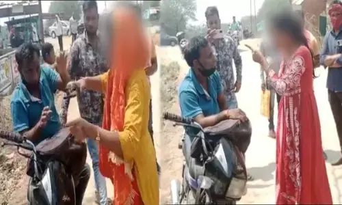 CG-स्पॉट बॉय की चप्पल से पिटाई VIDEO... मोबाइल पर कॉल करके लड़कियों को करता था परेशान, गुस्साईं लड़कियों ने मिलकर चप्पल से की धुनाई.....