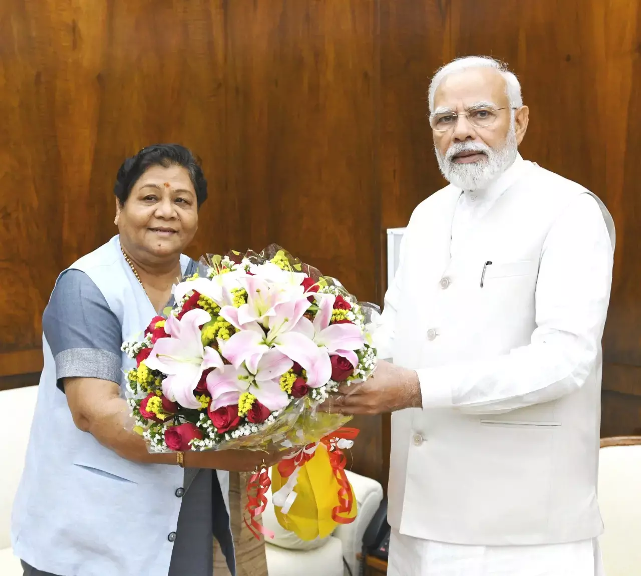 बस्तर-सरगुजा के लिए स्पेशल पैकेज...पीएम मोदी से मिलीं राज्यपाल उइके, बस्तर-सरगुजा के विकास के लिए ज्यादा राशि मांगी; आंगनबाड़ी-ऊषा कार्यकर्ताओं के मानदेय बढ़ाने पर जोर