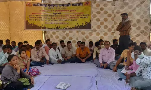 मनरेगा कर्मियों के अनिश्चितकालीन हड़ताल पर चले जाने से मनरेगा कार्य ठप, हजारों मजदूर हुए बेगार...