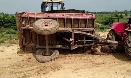 Jashpur News: धान बेचने धान खरीदी केंद्र जा रहा ट्रैक्टर पलटा दो किसानों की मौत...