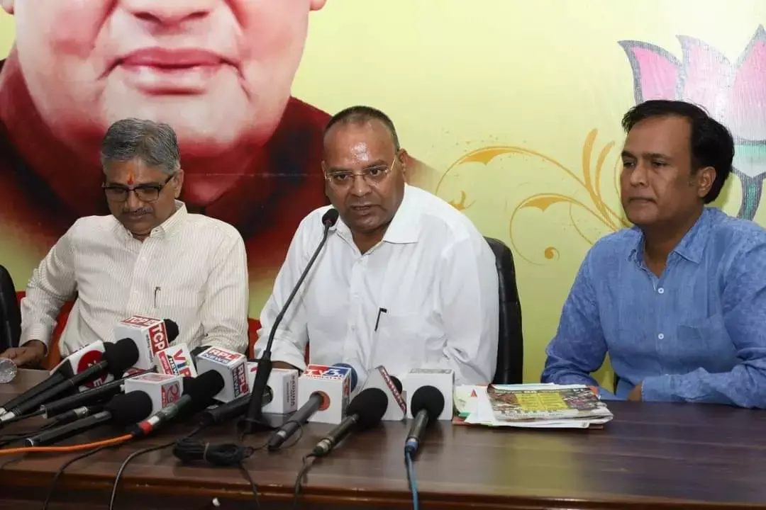 चंद्राकर का चैलेंज- घोषणा पत्र पर सरकार जब-जहां कहे, चर्चा के लिए तैयार; शुक्ला का सवाल- पहले बताएं कि 15 साल में भर्तियां क्यों नहीं की, ओबीसी आरक्षण क्यों नहीं दिया