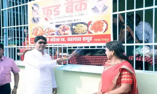 पॉलीथिन लाएं समोसा पाएं... राजधानी में ऐसा Food Bank जहां एक किलो पॉलीथिन लाने पर एक प्लेट पोहा या समोसा फ्री